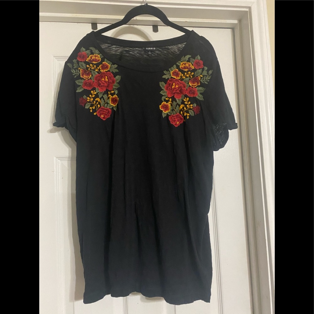 Torrid~NICE Embroidered Black Top/Tee~sz 1 (14/16)